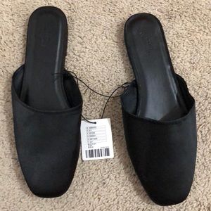 NEW WITH TAG- UO Satin Mule W size 8